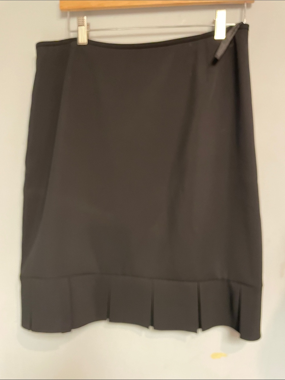 Women's Black Pleated-Hem Skirt